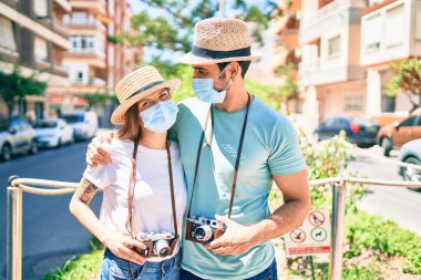 Coronavirus güvenlik maskesi takan genç bir çift erkek arkadaş ve kız arkadaş.