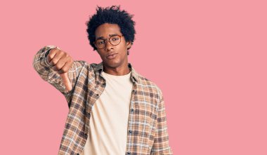 Afro saçlı, sıradan giyinen, gözlüklü, mutsuz görünen, reddedilmiş ve olumsuz jestli yakışıklı Afro-Amerikalı bir adam. kötü ifade. 