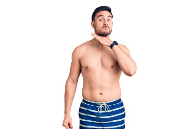 Mayo giyen genç yakışıklı adam boğazını bıçak niyetine kesiyor, saldırganlığı şiddetle tehdit ediyor. 