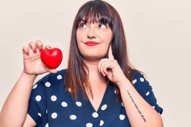 Genç, iri yarı, kalbi olan, ciddi yüzlü, eli çenesinde sorular soran, kafa karıştırıcı fikirleri olan bir kadın. 