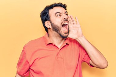 Latin asıllı genç adam günlük kıyafetler giyip el ele tutuşarak bağırıyor ve çığlık atıyordu. iletişim konsepti. 