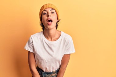 Yün şapka takan genç ve güzel bir kadın korku ve şaşkınlık içinde ağzı açık, inançsız bir yüz. 