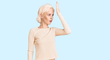 Gündelik giysiler giyen genç sarışın kadın bir hata sonucu el ele verilirken şaşırdı. Hatayı hatırla. Unuttum, kötü hafıza kavramı. 