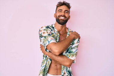 Yazlık giysiler giyen genç İspanyol adam şaşırmak için ağzı açık kalmış, korkmuş ve şaşkına dönmüş, inançsız yüz. 