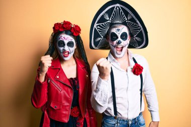 Sarı kızgın ve kızgın bir çift kızgın ve öfkeliyken öfkeyle bağırırken kızgın bir şekilde yumruk kaldırıyor. öfke ve agresif konsept. 