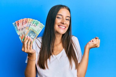 Genç İspanyol kadın elinde dolarlarla gururla bağırıyor zaferi ve başarıyı kutluyor. 