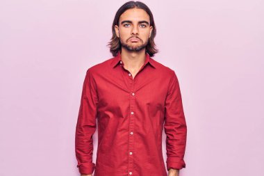 İş kıyafetleri giyen genç ve yakışıklı bir adam depresif ve endişeli, sinirli ve korkmuş bir şekilde ağlıyor. hüzünlü ifade. 