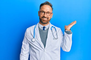 Yakışıklı, orta yaşlı, iş kıyafetleri giymiş kızgın ve kızgın bağıran sinirli, öfkeyle bağıran bir adam. öfke ve agresif konsept. 