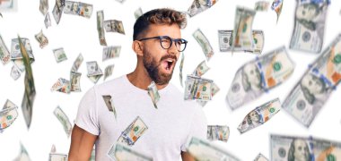 Gündelik kıyafetler giyen, kızgın ve kızgın bağıran öfkeli öfkeli öfkeli öfkeli öfkeli sinirli bağıran genç bir İspanyol. öfke ve agresif konsept.