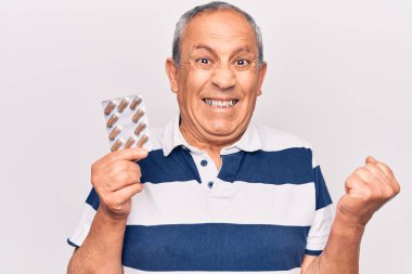 Yaşlı adam elinde haplarla gururla bağırıyor zaferi ve başarıyı kutluyor. 