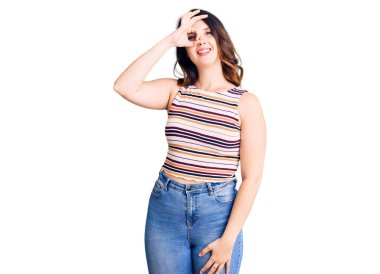 Güzel, genç, esmer bir kadın, günlük kıyafetler giyiyor, gülümsüyor, mutlu mesut gülümsüyor. 