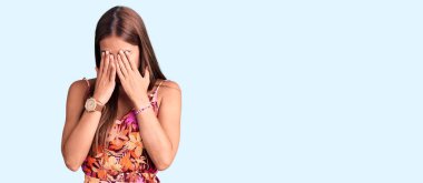 Genç ve güzel İspanyol bir kadın günlük kıyafetler giyiyor yorgunluk ve baş ağrısı için gözlerini ovuşturuyor, uykulu ve yorgun bir ifade takınıyor. görme sorunu 