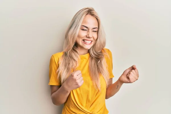 Vacker Kaukasiska Blond Flicka Bär Casual Tshirt Upphetsad För Framgång — Stockfoto