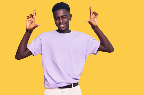 Jovem Afro Americano Vestindo Roupas Casuais Gesticulando Dedo Cruzado Sorrindo — Fotografia de Stock