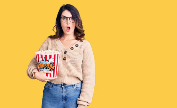 Bella Giovane Donna Bruna Mangiare Popcorn Spaventato Stupito Con Bocca — Foto Stock