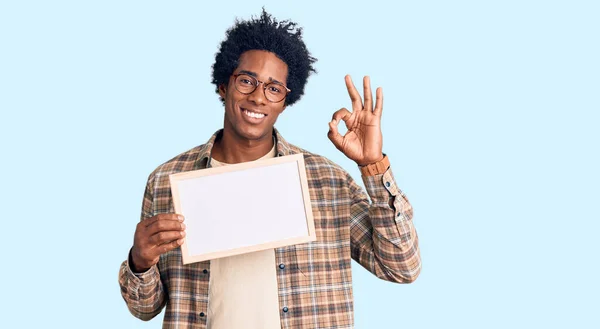 Snygg Afrikansk Amerikansk Man Med Afro Hår Håller Tom Banner — Stockfoto