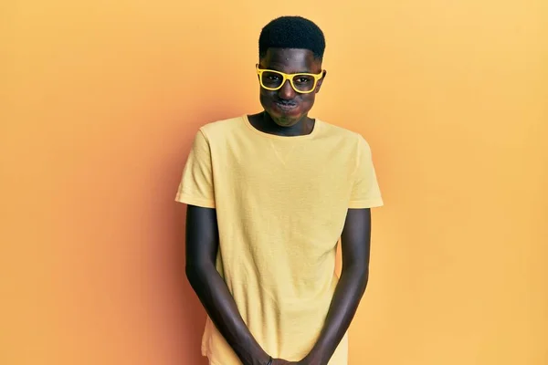 Молодой Африканский Американец Повседневной Одежде Очках Опухшие Щеки Забавным Лицом — стоковое фото