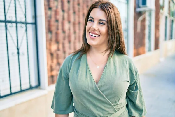 Joven Mujer Hispana Sonriendo Feliz Caminando Calle Ciudad — Foto de Stock