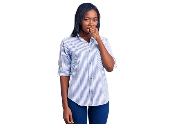 Mujer Afroamericana Joven Que Usa Ropa Casual Sintiéndose Mal Tosiendo — Foto de Stock