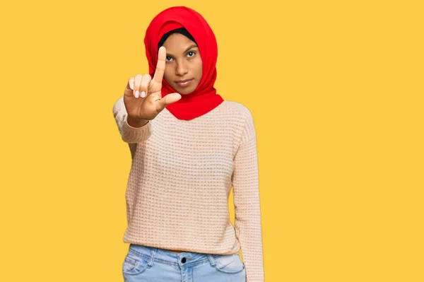 Jovem Afro Americana Vestindo Tradicional Lenço Islâmico Hijab Apontando Com — Fotografia de Stock