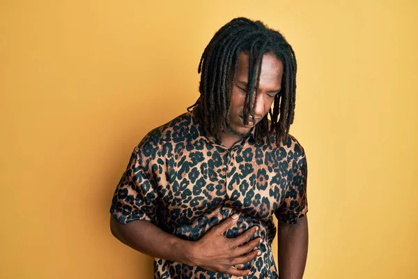 Африканский Американец Косичками Леопардовой Рубашке Животного Рукой Животе Потому Несварение — стоковое фото