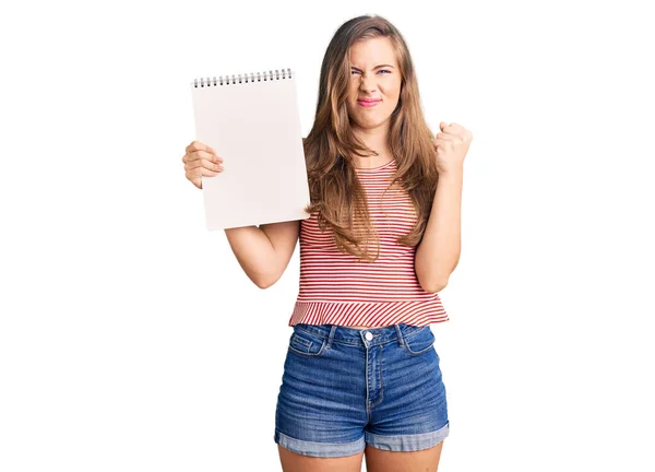 Mulher Branca Bonita Segurando Notebook Irritado Frustrado Gritando Com Raiva — Fotografia de Stock