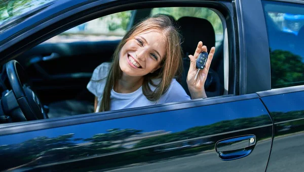 Jovem Bela Mulher Loira Sorrindo Feliz Sentado Carro Mostrando Chave — Fotografia de Stock