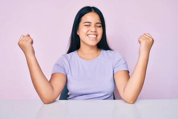 Junge Schöne Asiatische Mädchen Lässiger Kleidung Sitzen Auf Dem Tisch — Stockfoto