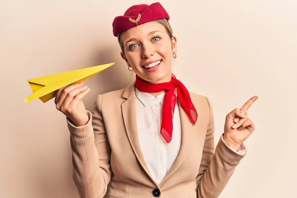 Jovem Linda Menina Loira Vestindo Aeromoça Uniforme Segurando Avião Papel — Fotografia de Stock