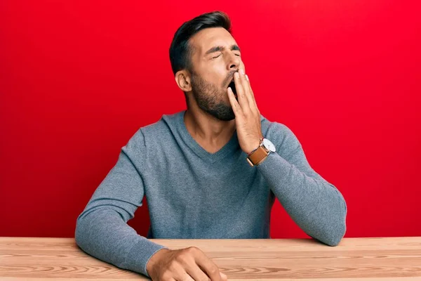 Sıradan Giyinmiş Yakışıklı Spanyol Adam Masada Oturmaktan Sıkıldı Ağzını Eliyle — Stok fotoğraf