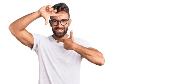 Mladý Hispánec Neformálním Oblečení Brýlích Usmívá Vytváří Rámeček Rukama Prsty — Stock fotografie
