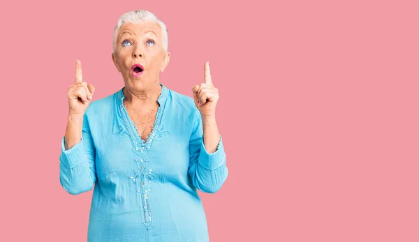 Senior Hermosa Mujer Con Ojos Azules Pelo Gris Con Vestido — Foto de Stock