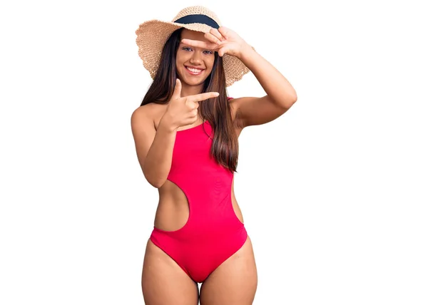 Giovane Bella Ragazza Latina Che Indossa Costumi Bagno Cappello Estivo — Foto Stock