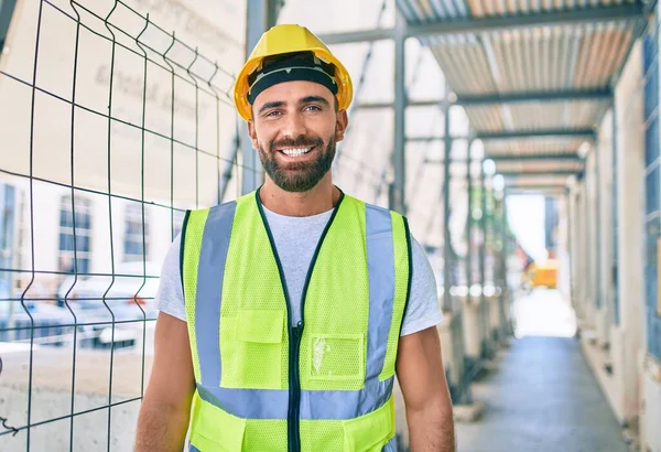 Joven Trabajador Hispano Sonriendo Feliz Caminando Calle Ciudad —  Fotos de Stock