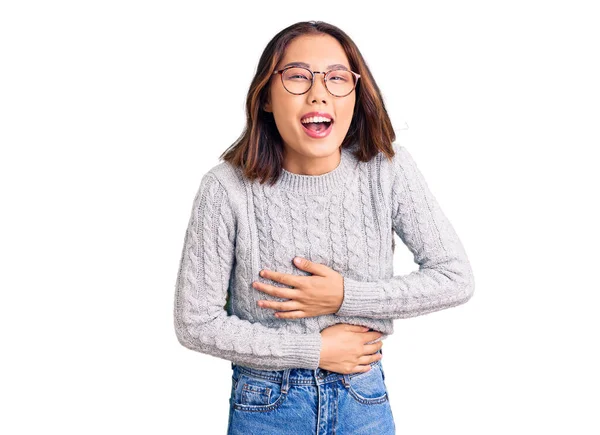 Junge Schöne Chinesische Mädchen Lässiger Kleidung Lächelt Und Lacht Laut — Stockfoto