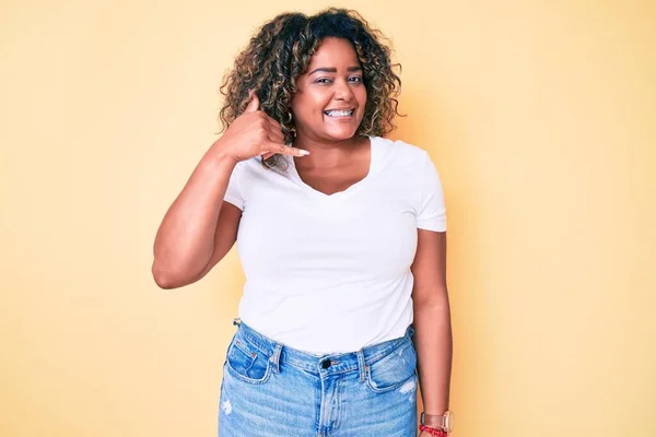 Jovem Afro Americana Size Mulher Vestindo Camiseta Branca Casual Sorrindo — Fotografia de Stock