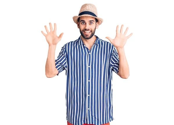 Homem Bonito Jovem Com Barba Usando Chapéu Verão Camisa Listrada — Fotografia de Stock