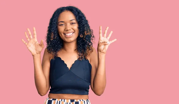 Joven Mujer Afroamericana Vistiendo Ropa Casual Mostrando Señalando Con Los —  Fotos de Stock