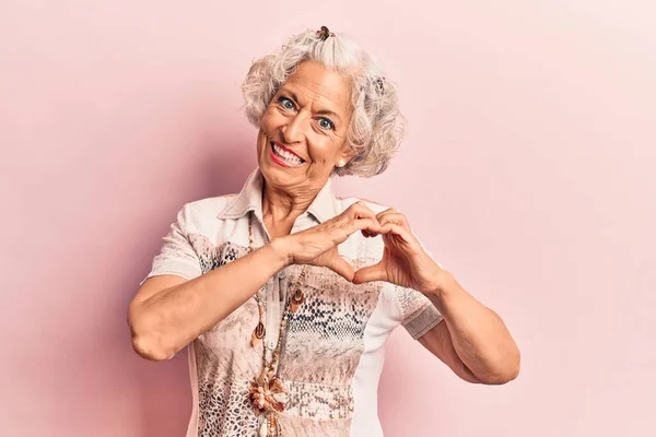 Yaşlı Gri Saçlı Sıradan Kıyafetler Giyen Aşkla Gülümseyen Kalp Sembolü — Stok fotoğraf