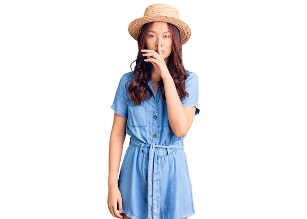 戴着夏帽的年轻漂亮的中国姑娘请求安静 用手指捂住嘴唇 沉默和秘密概念 — 图库照片
