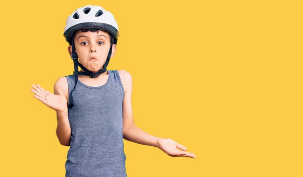 Bisiklet Kaskı Takan Kafası Karışmış Kolları Elleri Havada Bir Çocuk — Stok fotoğraf
