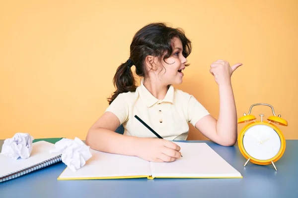 Carino Ispanico Bambino Studiare Scuola Scrittura Libro Seduta Tavolo Puntando — Foto Stock