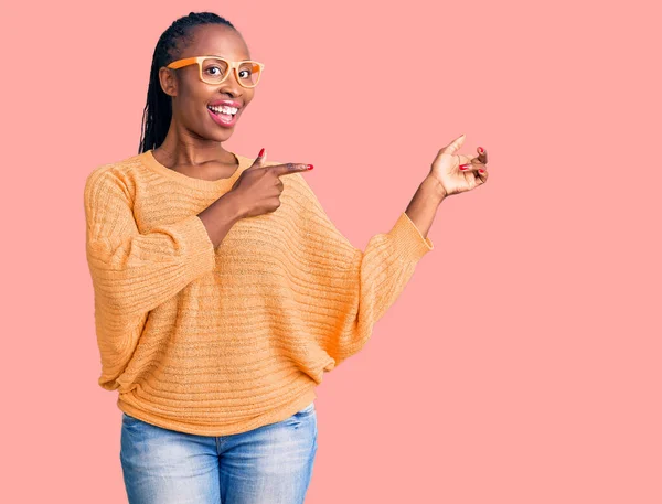 Jonge Afrikaanse Amerikaanse Vrouw Dragen Casual Kleding Bril Glimlachen Kijken — Stockfoto