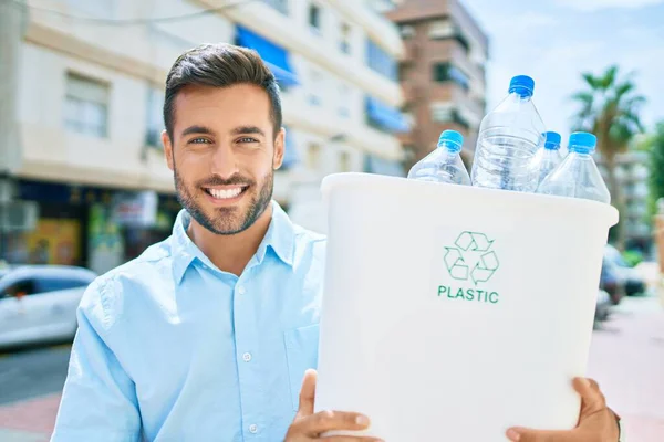 Jovem Hispânico Sorrindo Feliz Reciclagem Segurando Caixote Cheio Garrafa Plástico — Fotografia de Stock