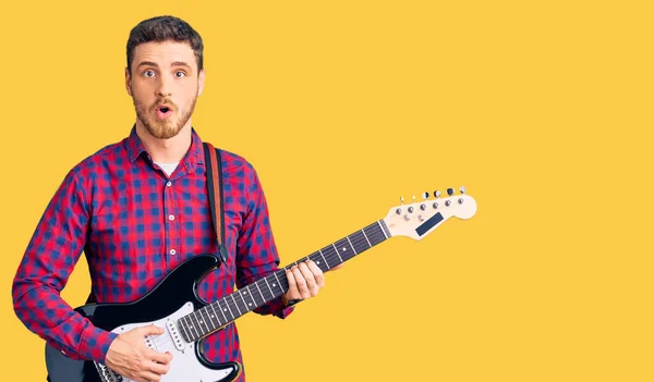 Beau Jeune Homme Avec Ours Jouant Guitare Électrique Effrayé Étonné — Photo