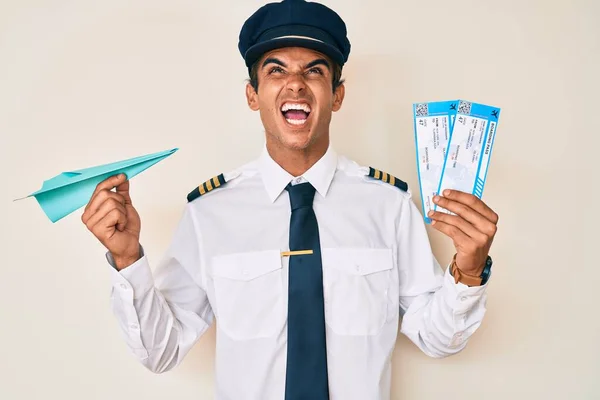 Jovem Hispânico Vestindo Uniforme Piloto Avião Segurando Avião Papel Cartão — Fotografia de Stock