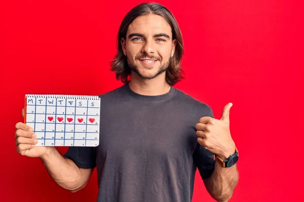 Joven Hombre Guapo Sosteniendo Calendario Del Corazón Sonriendo Feliz Positivo — Foto de Stock