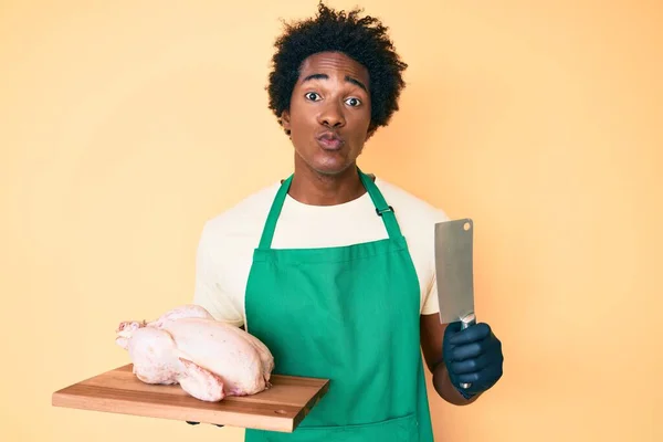 Нахабний Афро Американець Волоссям Афроамериканця Одягнений Куховарський Фартух Тримаючи Курку — стокове фото