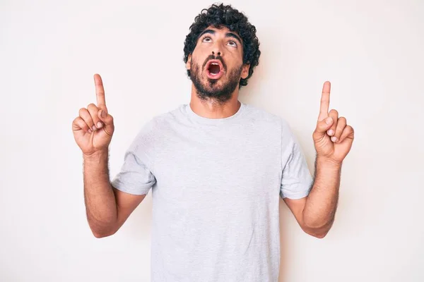 Handsome Young Man Curly Hair Bear Wearing Casual Tshirt Amazed — Stock Photo, Image