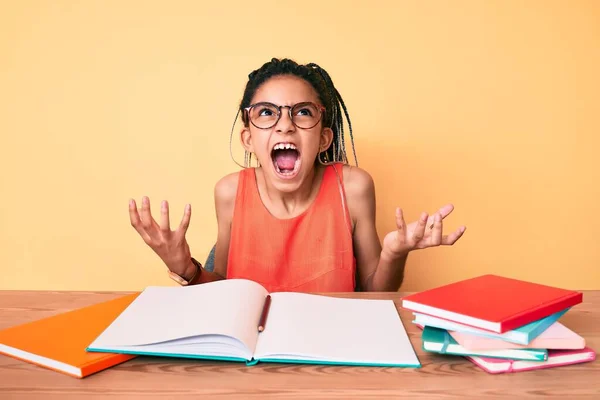 Criança Jovem Afro Americana Com Tranças Estudando Para Exame Escolar — Fotografia de Stock